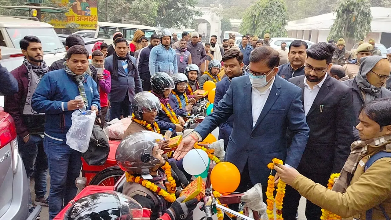 बरेली: इलेक्ट्रिक ट्राई साइकिल पाकर खिले दिव्यांगजनों के चेहरे
