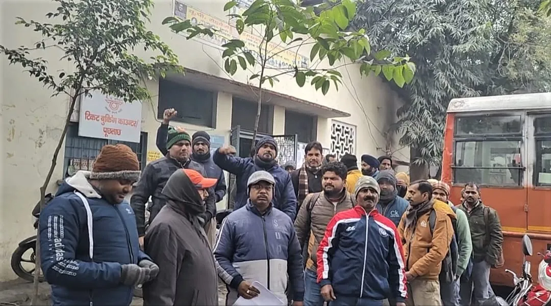 पीलीभीत: बिना नोटिस सेवा समाप्त करने पर भड़के रोडवेज कर्मचारी, किया प्रदर्शन