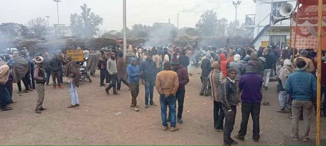 पीलीभीत: ढाई घंटे चली वार्ता के बाद लिखित आश्वासन पर माने किसान, धरना स्थगित