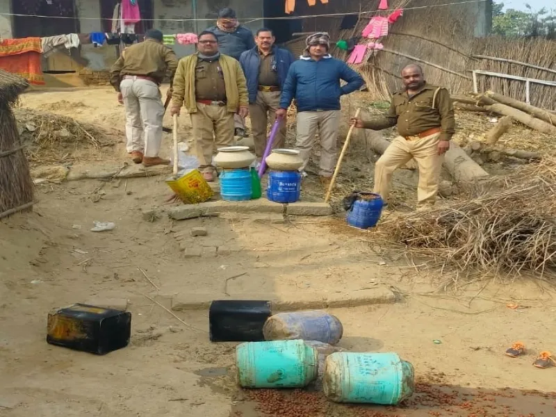 सुल्तानपुर : 35 लीटर अवैध कच्ची शराब बरामद, पुलिस ने 700 किग्रा लहन कराया नष्ट 