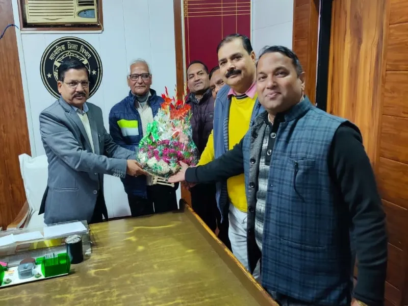 बहराइच: माध्यमिक शिक्षक संघ ने डीआईओएस से मुलाकात कर सौंपा ज्ञापन