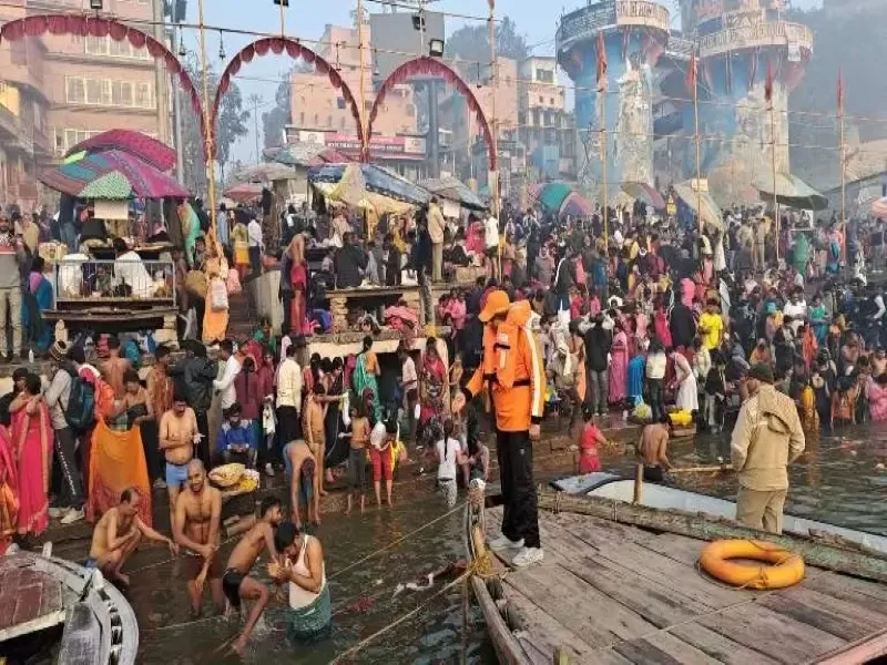 वाराणसी: मकर संक्रांति स्नान के लिए गंगा घाटों पर उमड़ा जनसैलाब, स्नान-दान कर श्रद्धालुओं ने कमाया पुण्य