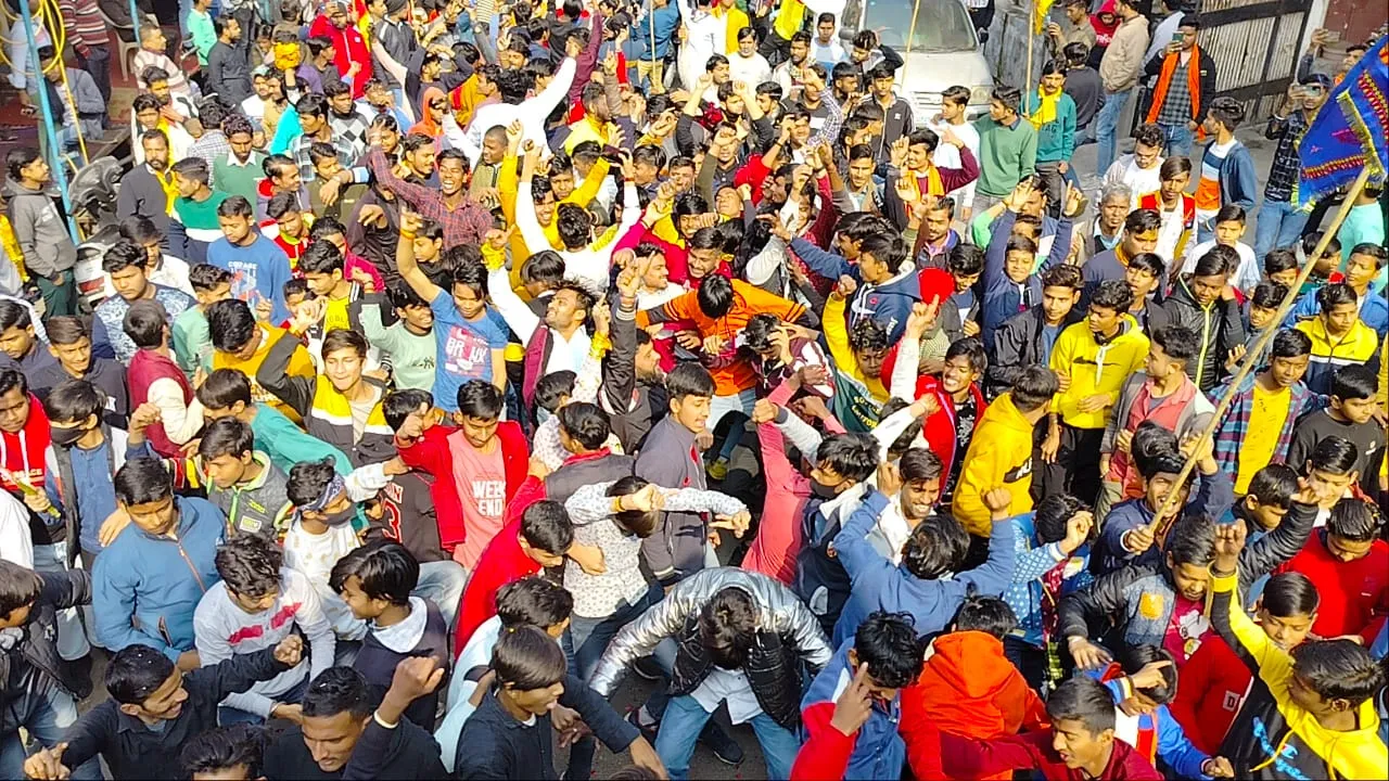 बरेली: ब्रह्मदेव मंदिर में खाटू श्याम की मूर्ति की हुई स्थापना, भक्तों ने भजनों पर जमकर लिया आनंद 