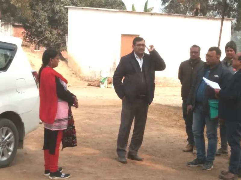 अयोध्या: विशेष सचिव पशुपालन ने गौशाला में पशुओं को परोसा चारा