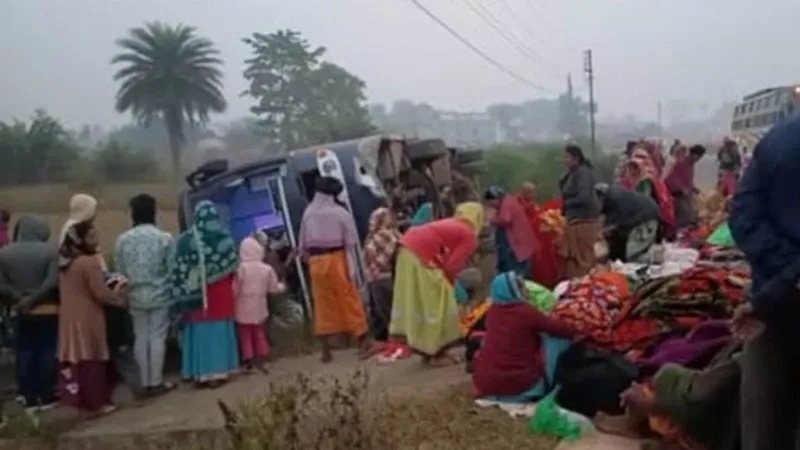 छत्तीसगढ़ : तीर्थ यात्रियों से भरी बस अनियंत्रित होकर पलटी,तीन घायल