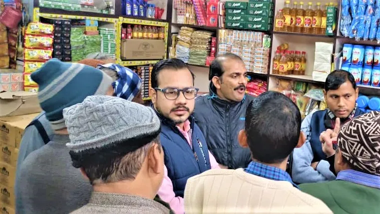 पीलीभीत: सैंपल लेने गई एफएसडीए टीम को व्यापारियों ने घेरा, हंगामा