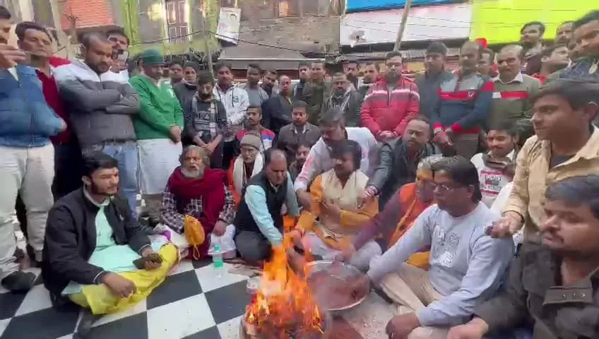 मथुरा: केंद्र और प्रदेश सरकार की बुद्धि शुद्धि के लिए किया हवन