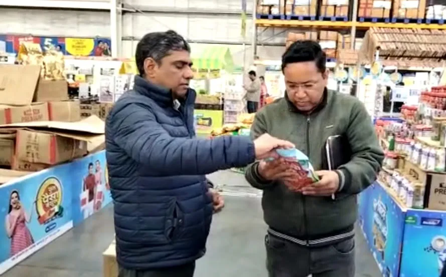 हल्द्वानी: मॉल में बिक रहे खजूर के पैकेट से निकले कीड़े,  खाद्य विभाग ने लिए सैंपल