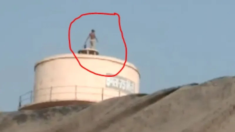 बरेली : न्याय न मिलने से आहत युवक चढ़ा पानी की टंकी पर, सुसाइड की धमकी, देखें Video