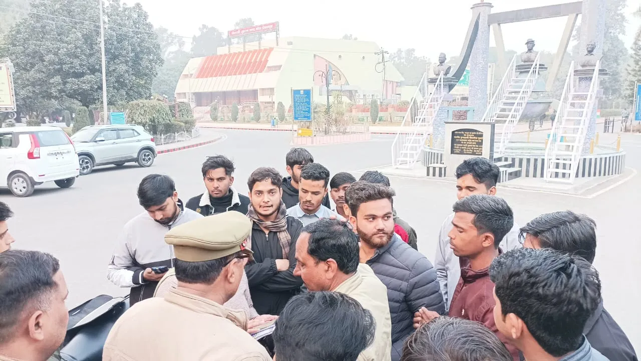 मेरठ: साउथ कोरिया की दो लड़कियां पहुंची सीसीएस, ईसाई धर्म अपनाने का दबाव बनाने का आरोप 