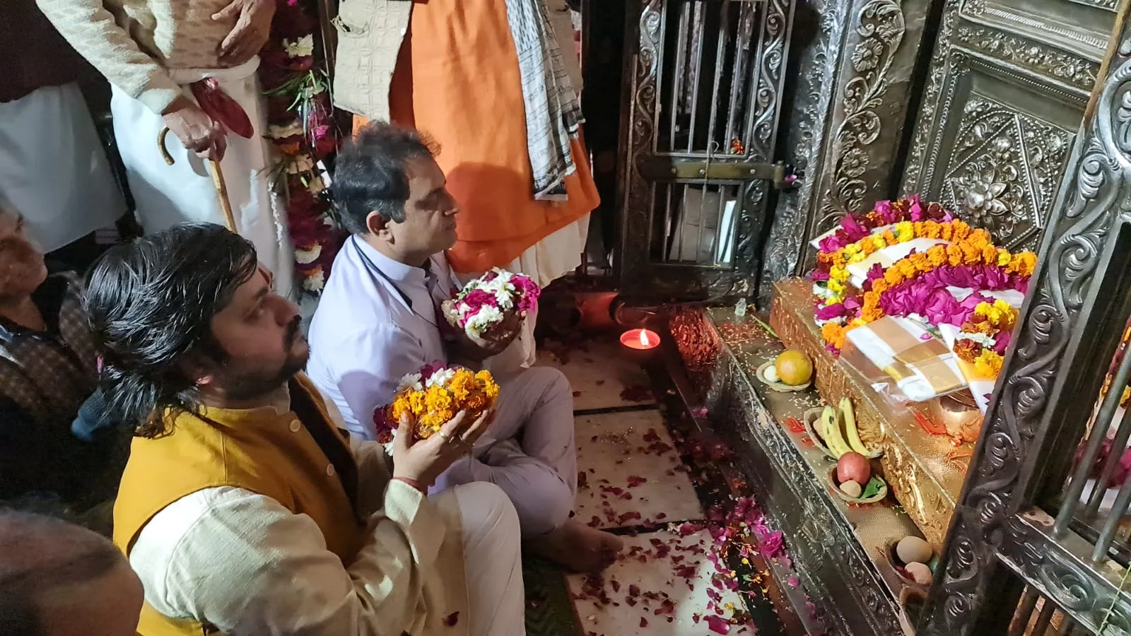 मथुरा: बांके बिहारी कॉरिडोर का विरोध 12वें दिन भी जारी,  बृजवासियों ने देहरी पूजकर किया विरोध प्रदर्शन