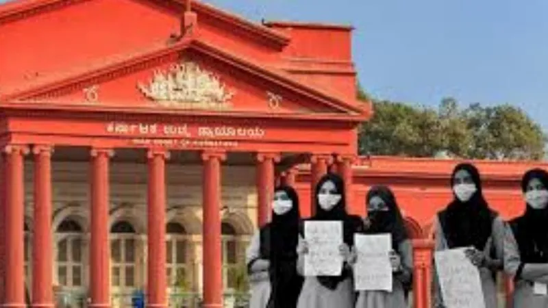 SC कर्नाटक में हिजाब विवाद पर सुनवाई के लिए तीन सदस्यीय पीठ गठित करने पर विचार करेगा 