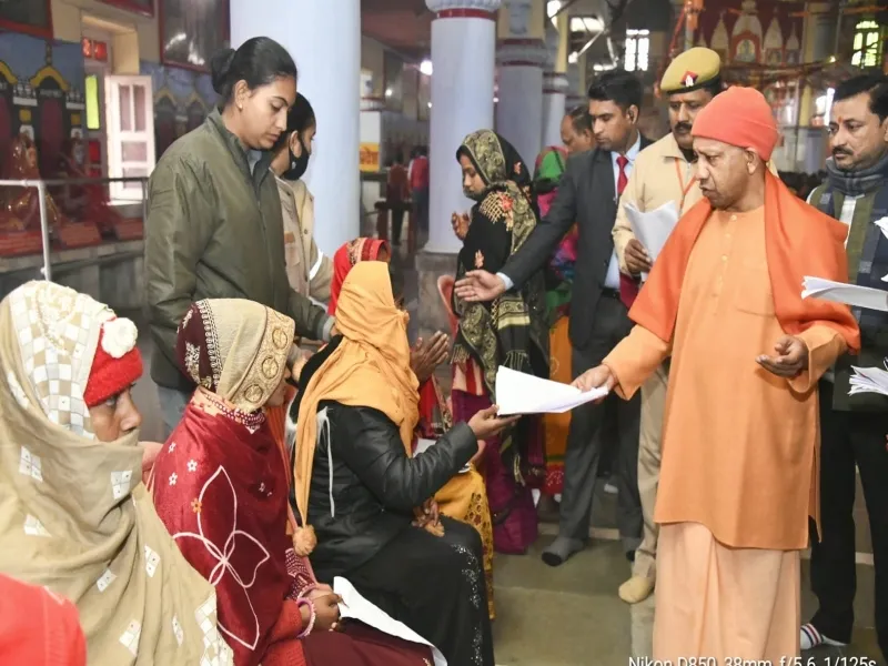 गोरखपुर: CM योगी ने सुनीं 300 लोगों की समस्याएं, कहा- दिव्यांगजनों को मुख्यधारा में लाना हमारी प्राथमिकता