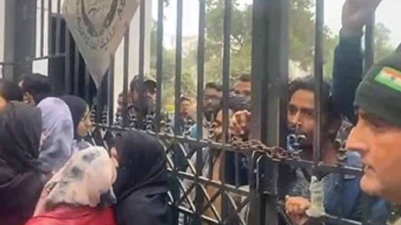 BBC Documentary: जामिया में भी हंगामा, 4 छात्र पुलिस हिरासत में, यूनिवर्सिटी ने कहा- माहौल खराब करने की कोशिश