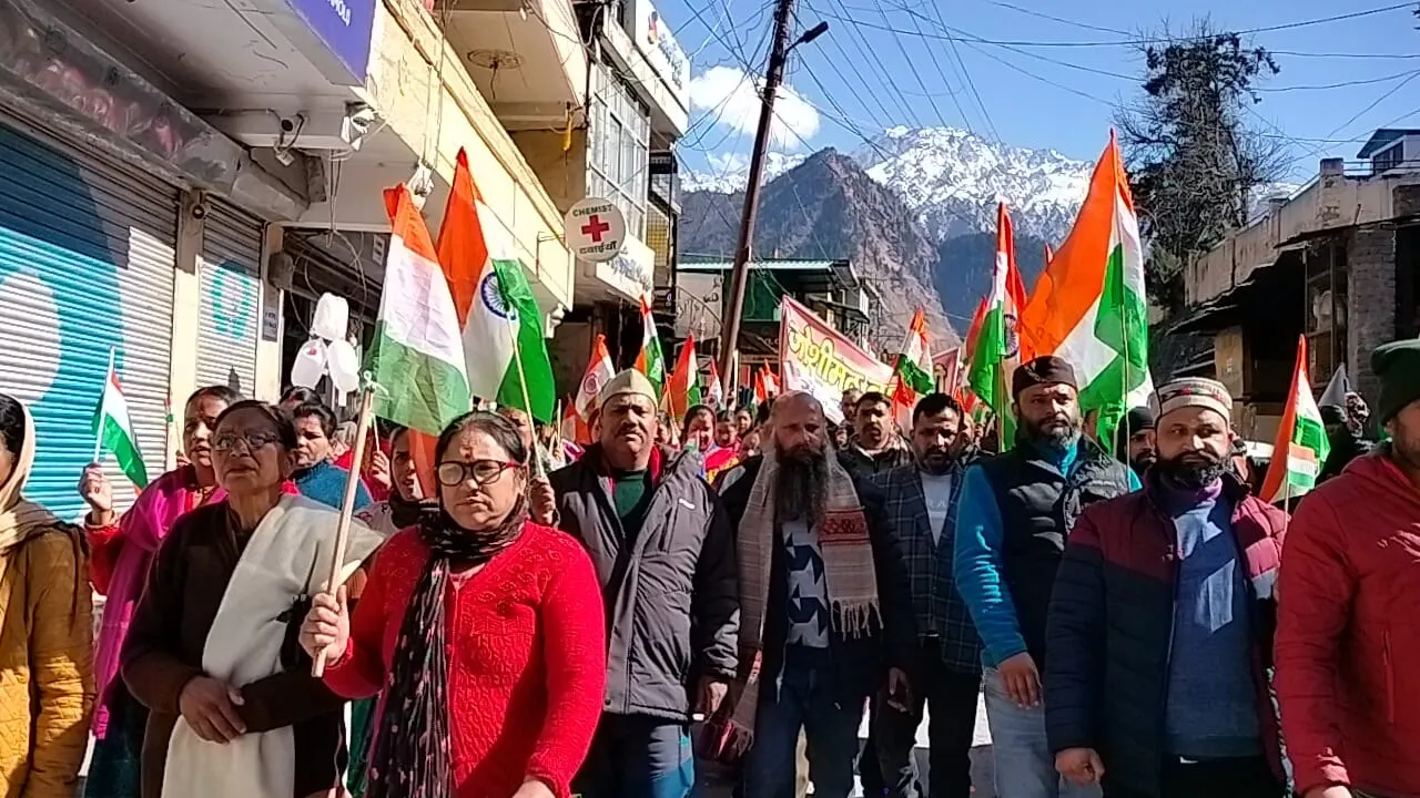 Uttarakhand : जोशीमठ में आपदा प्रभावितों ने निकाली तिरंगा रैली,  ठोस पुनर्वास के लिए कदम उठाने की अपील 