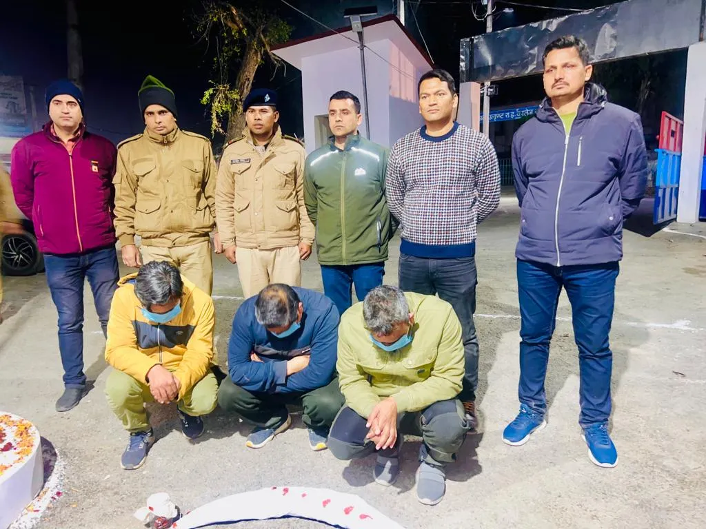 रामनगर: हाथी दांत के साथ तीन  गिरफ्तार...       