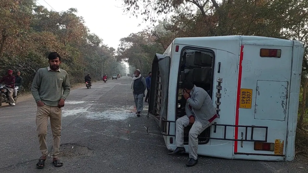 मुरादाबाद: बारातियों से भरी बस पलटी, 20 घायल, 4 लोगों की हालत गंभीर