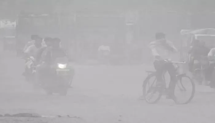 Winter In UP : सुबह से ही धुंध छाने से वाहन सवार लाइट जलाकर सड़कों पर निकले, अभी कुछ दिन ऐसे ही रहेगा मौसम