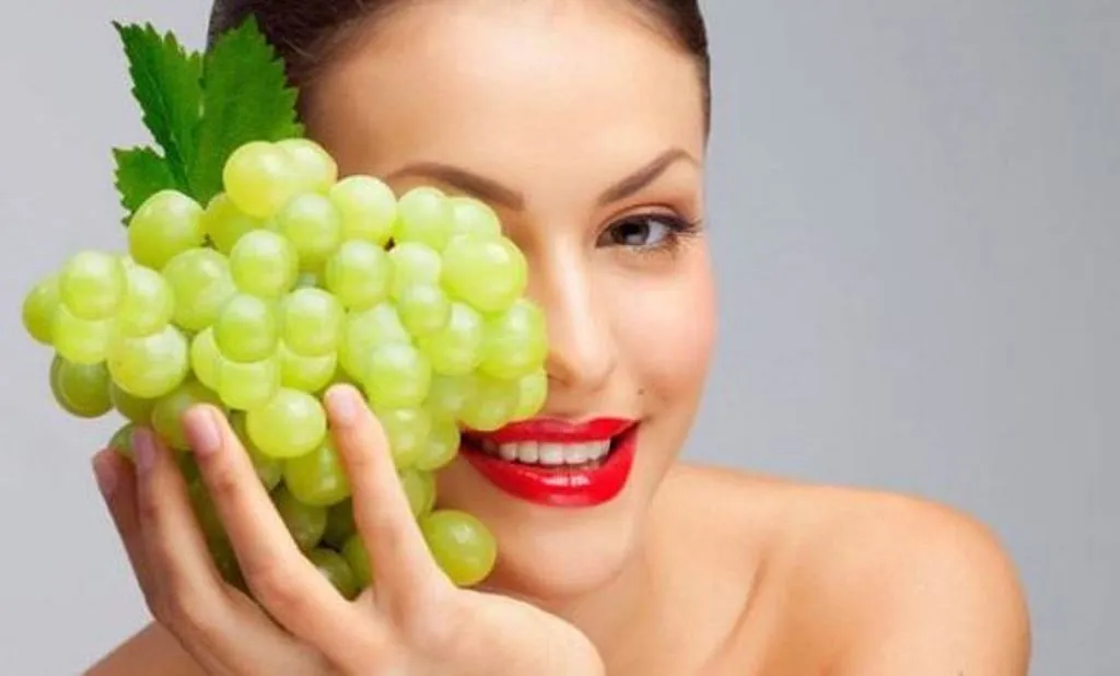 सेहत के साथ स्किन के लिए भी बेहद फायदेमंद है अंगूर, रोजाना खाने से फेस पर दिखेगी नई चमक 