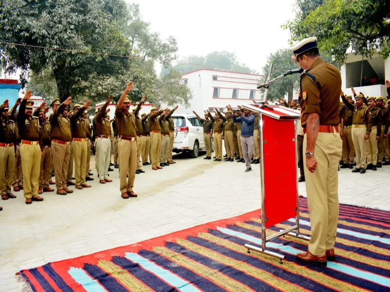 अयोध्या : पुलिस कर्मियों को दिलाई मतदान की शपथ 