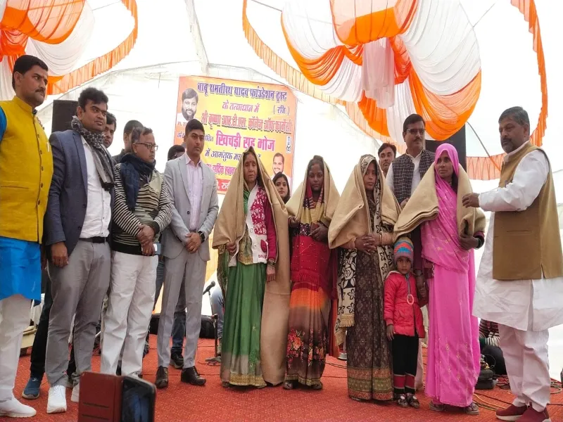 अयोध्या : विधायक ने रसोईयों को वितरित किया कंबल