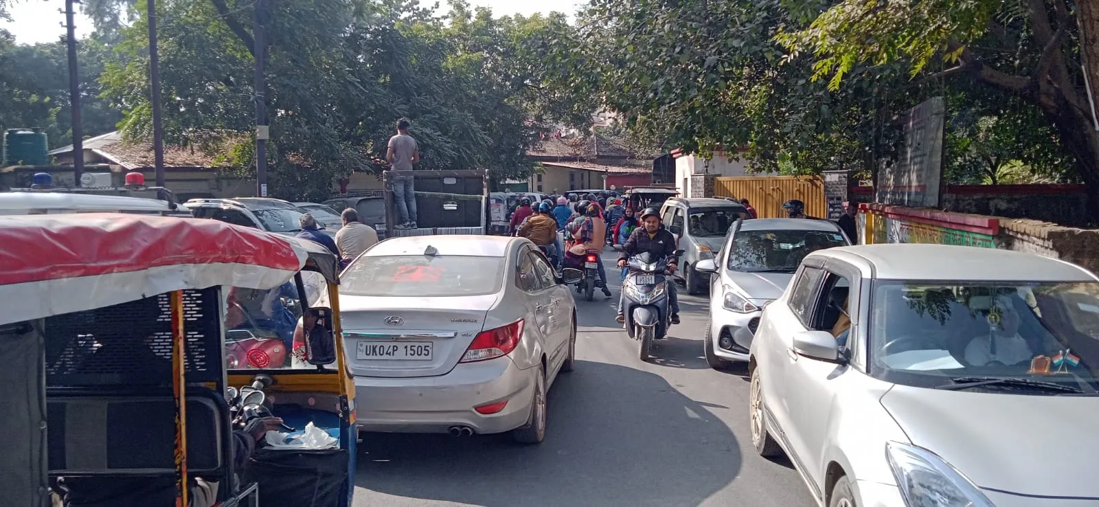 हल्द्वानी: डायवर्जन धराशायी, राहगीरों पर आफत आई