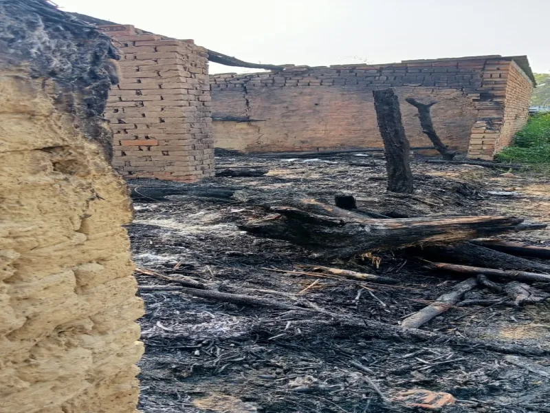 अयोध्या : छप्पर में लगी आग, गृहस्थी का सामान जलकर राख