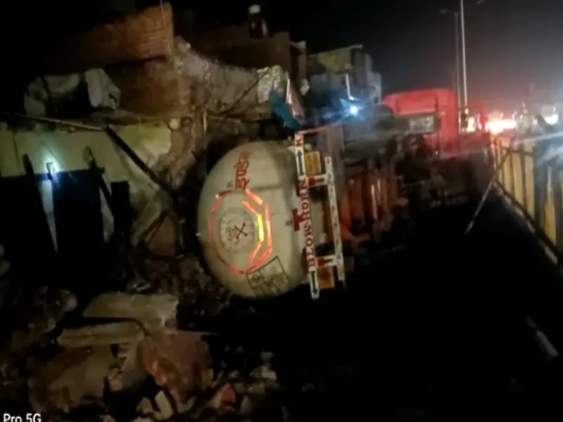 आगरा : नेशनल हाइवे पर गैस टैंकर पलटा,दुकानें कराई गईं बंद