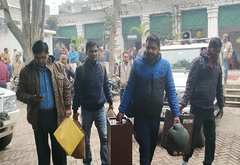 रामपुर : एमएलसी चुनाव के लिए कलेक्ट्रेट से रवाना हुईं पोलिंग पार्टियां, मतदान कल 