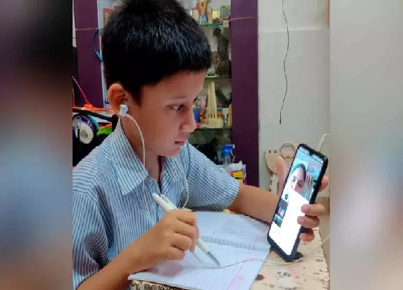 लखनऊ : शीतलहर की छुट्टियों में स्मॉर्ट फोन फिर बना मुसीबत