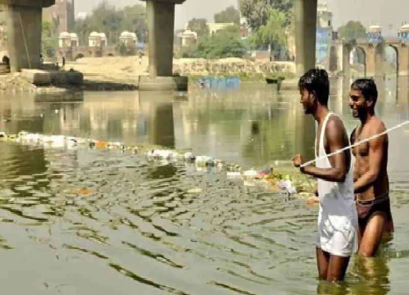 लखनऊ : गोमती से निकाला पांच क्विंटल कचरा 