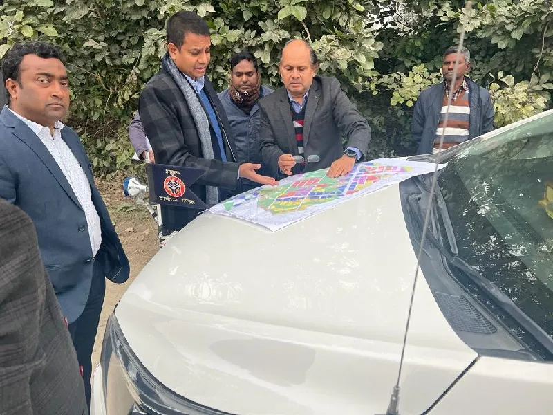 अयोध्या : प्रस्तावित ग्रीनफील्ड टाउनशिप पहुंचे कमिश्नर, यूपी भवन के लिए देखी जमीन