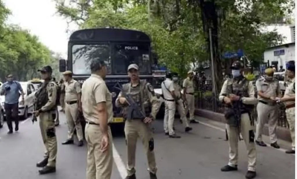 गणतंत्र दिवस से पहले कश्मीर में सुरक्षा के कड़े इंतजाम, पुलिस और सीआरपीएफ के जवान वाहनों का कर रहे औचक निरीक्षण
