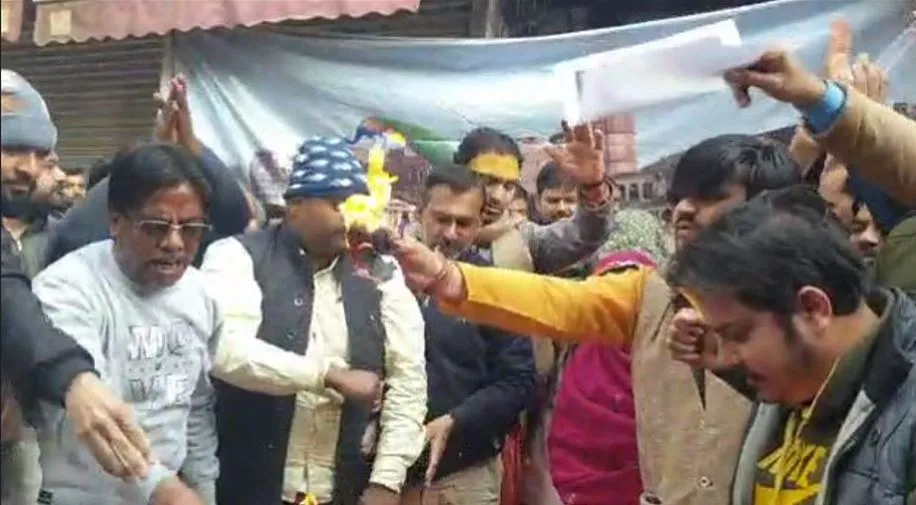 वृंदावन का बाजार तीसरे दिन भी बंद, कॉरिडोर प्रस्तावित का नक्शा जलाकर किया विरोध