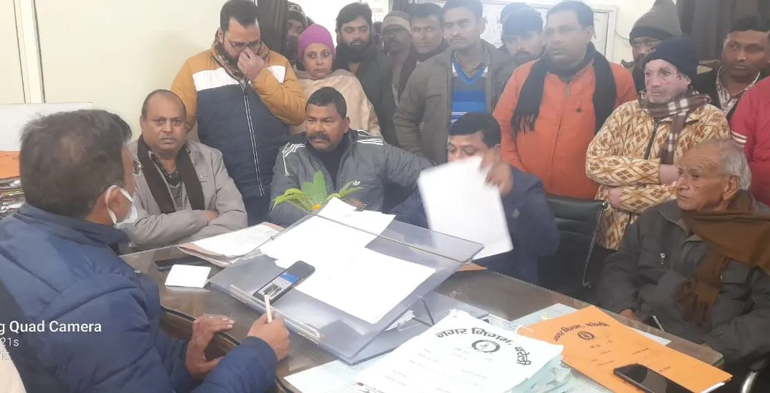 बरेली: लकड़ी से भरी नगर निगम की ट्रॉली लूटी, विरोध करने पर कर्मचारियों को पीटा