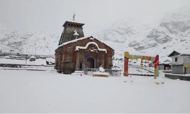 केदारनाथ में बिछी सफेद चादर, पारा माइनस 10 डिग्री सेल्सियस पर पहुंचा, काम छोड़कर वापस लौटे मजदूर 