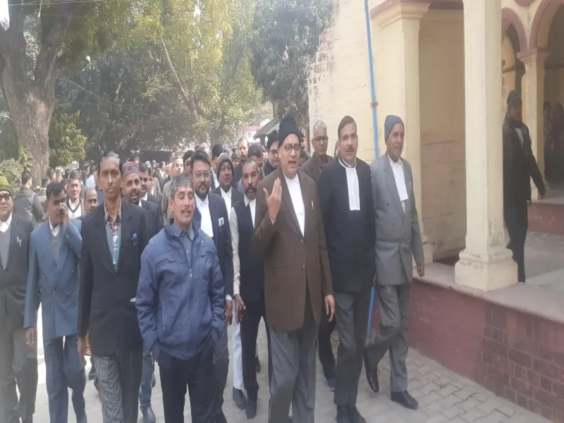 अयोध्या : अधिवक्ता हुए आक्रोशित, लिपिक ने जोड़ लिया हाथ 