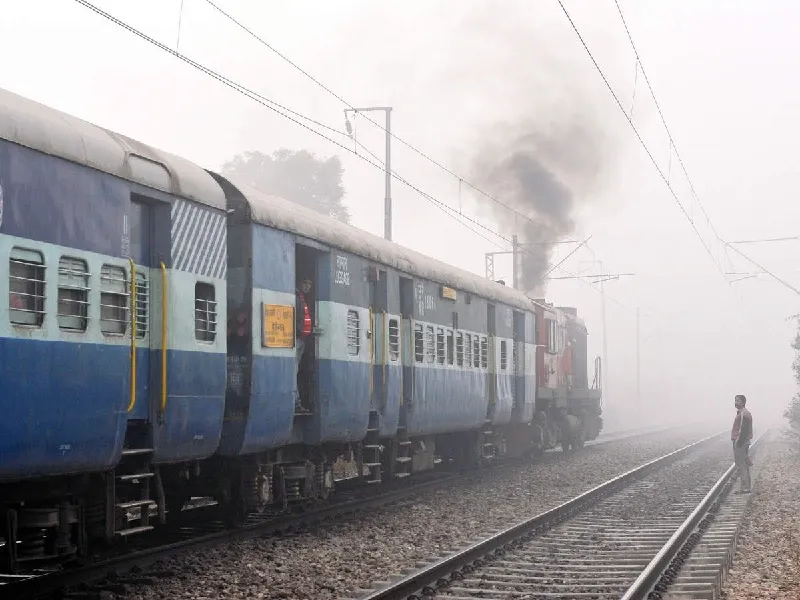 लखनऊ :  कोहरे ने थामी ट्रेनों की रफ्तार, शताब्दी समेत पांच दर्जन ट्रेनें 12 घंटे तक देरी से पहुंचीं