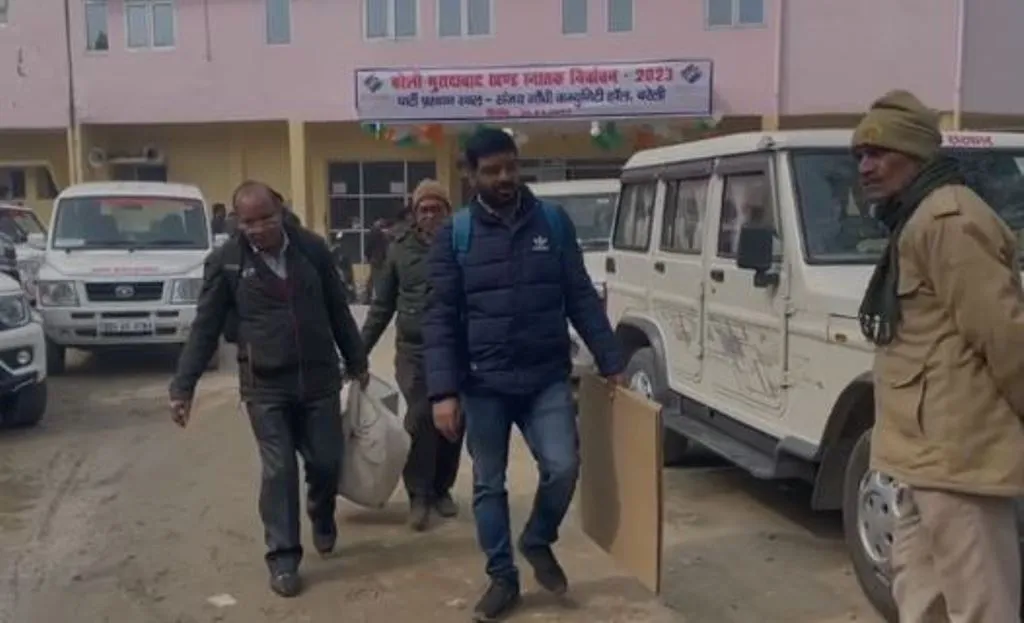 बरेली: एमएलसी चुनाव के लिए पोलिंग पार्टियां रवाना, 36 मतदान केंद्रों पर 24 हजार से ज्यादा वोटर करेंगे मतदान