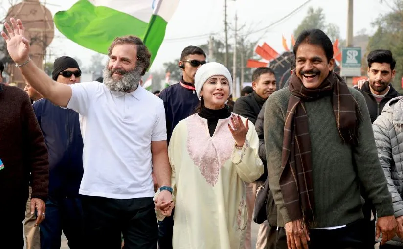 जम्मू : अभिनेत्री उर्मिला मातोंडकर ने की राहुल गांधी के साथ पदयात्रा 