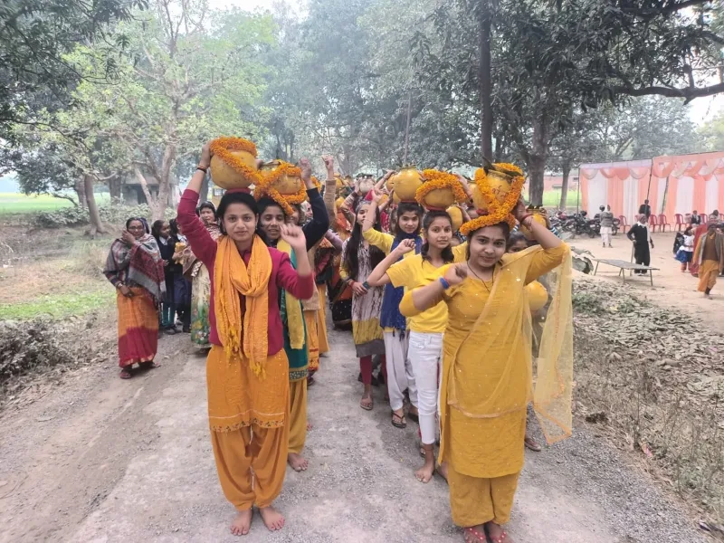 जौनपुर : गायत्री महायज्ञ को निकाली कलश यात्रा,वातावरण हुआ भक्तिमय