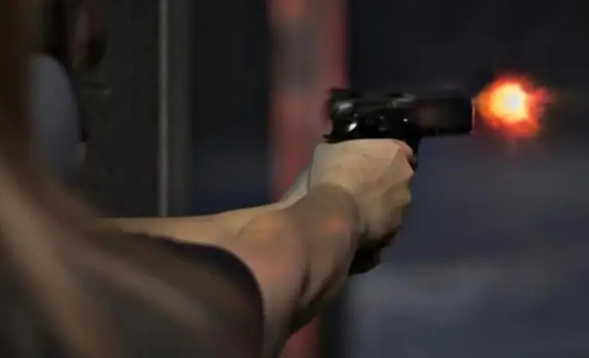 शाहजहांपुर: घर के बाहर युवक को गोली मारकर किया घायल, इलाके में मची अफरा-तफरी