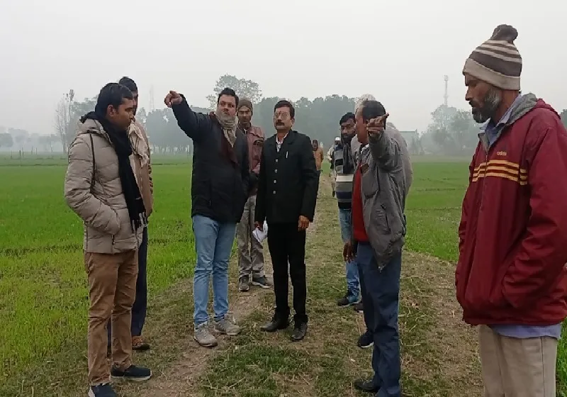 बहराइच : बिना मिट्टी पटाई के निकाला पैसा, पुराने ईंट से कराया खडंजा निर्माण