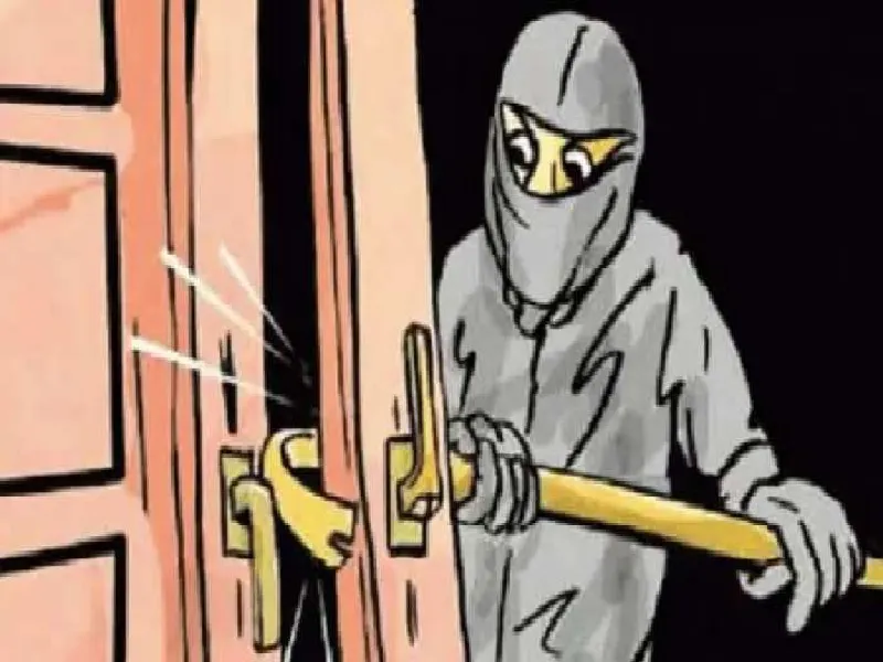 जौनपुर : पिलर से सरिया गायब, चोरी की आंशका