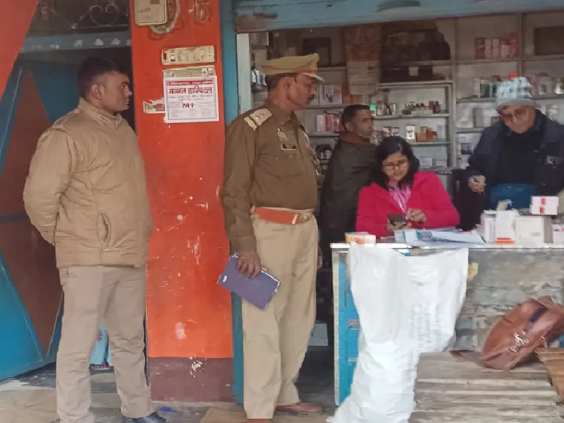 बाराबंकी : बिना लाइसेंस चल रहे मेडिकल स्टोर पर छापा,  सील किए गए नमूने