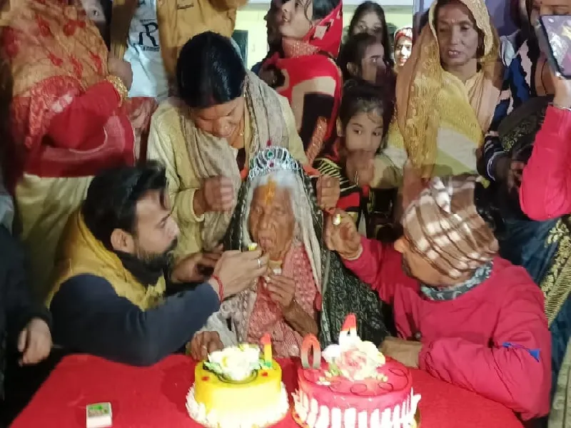 बहराइच : नए साल पर  103 वर्ष की हुई वन ग्राम की राम दुलारी, धूमधाम से मना जन्मदिन
