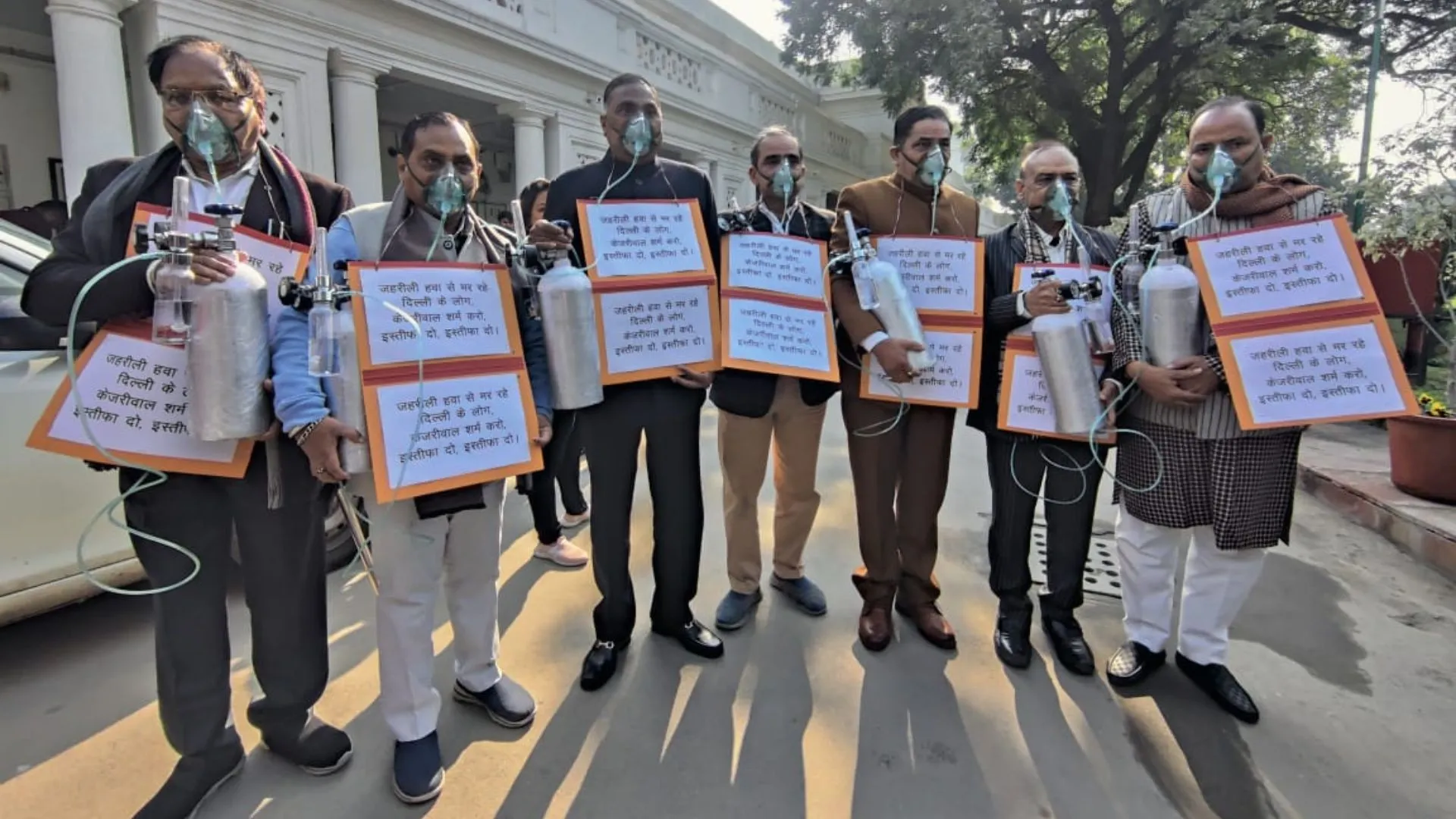 दिल्ली विधानसभा में ऑक्सीजन सिलेंडर लेकर पहुंचे BJP विधायक, सदन की कार्यवाही 10 मिनट के लिए स्थगित