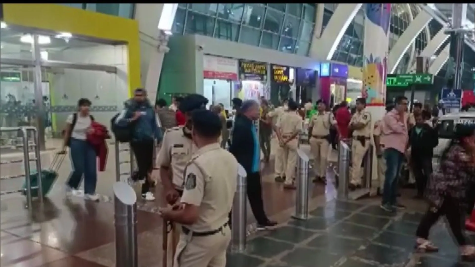 मॉस्को-गोवा चार्टर्ड फ्लाइट में बम की धमकी, जामनगर में रात भर चला तलाशी अभियान