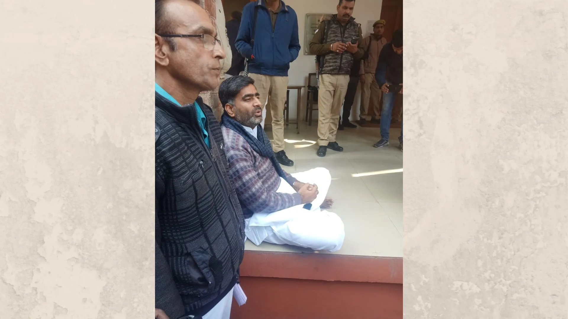 मेरठ: कमिश्नर कार्यालय के अंदर धरने पर बैठे सपा विधायक अतुल प्रधान 