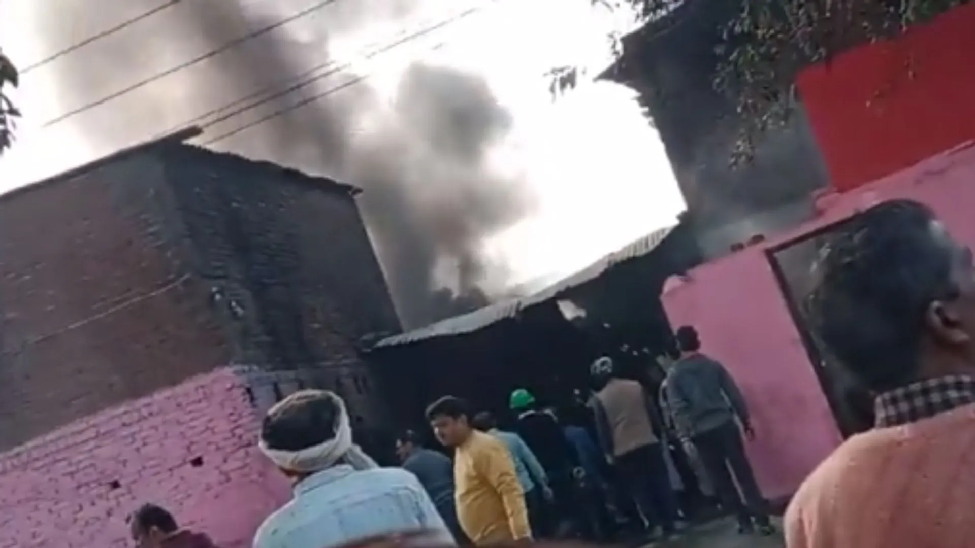 बरेली : परसखेड़ा में पेंट फैक्ट्री में लगी आग, लाखों के नुकसान की संभावना, देखें VIDEO